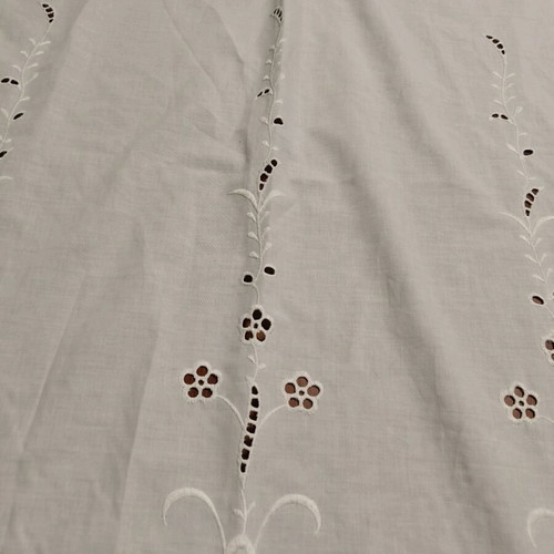 Cutwork curtain 140x120 like new