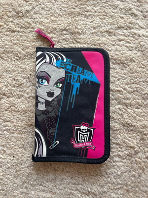 Monster High pencil case used with Scream Team design