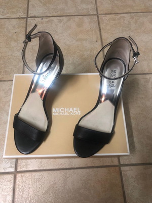 Michael Kors platforms size 39 like new, black with low heel