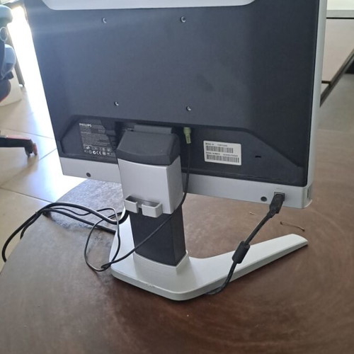 Philips 170B7CS/00 Monitor like new, 17 inch, ergonomic base, USB hub