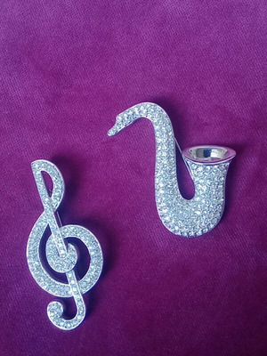 Pins like new, set of 2 with rhinestones