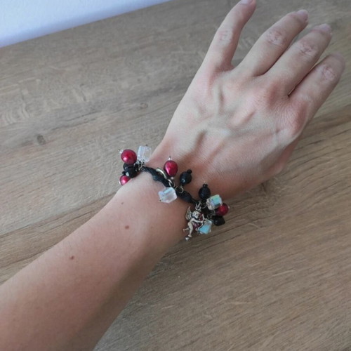 Bracelet like new with beads in black and red