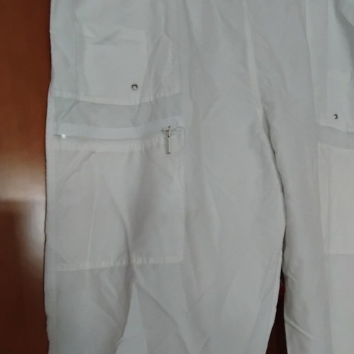Capri pants white like new with elastic waist and decorative pockets