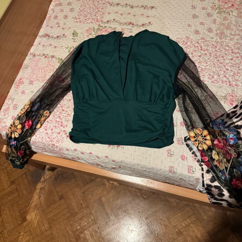 Shein blouse like new with colorful transparent sleeves and floral green cypress size M