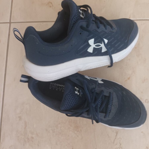 Under Armour sneakers size 8.5 blue like new