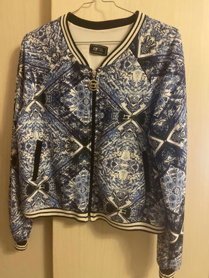 Μπουφάν ανοιξιάτικο σαν καινούργιο μέγεθος M/L με μπλε και άσπρο ντεσέν