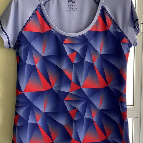 Women's sports shirt like new, multicolor, size M