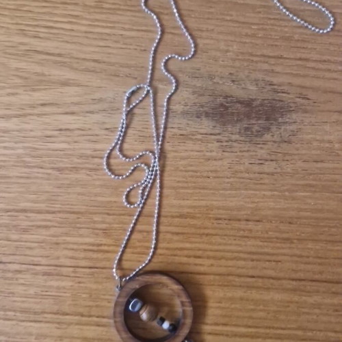 Animal print necklace like new, blue and brown