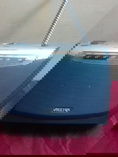 Philips AE 2100/00AM FM ραδιόφωνο. Παραδόθηκε από τη Γερμανία και λειτουργεί άψογα. Στο FM λαμβάνει όλους τους τοπικούς ραδιοφωνικούς σταθμούς.