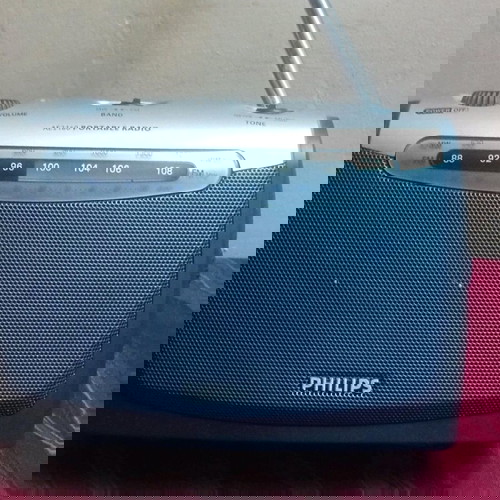 Philips AE 2100/00AM FM ραδιόφωνο. Παραδόθηκε από τη Γερμανία και λειτουργεί άψογα. Στο FM λαμβάνει όλους τους τοπικούς ραδιοφωνικούς σταθμούς.