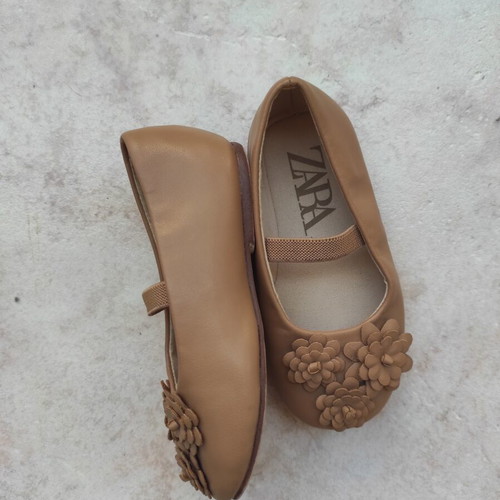 Zara children's ballerina shoes with flowers and strap, size 22, beige
