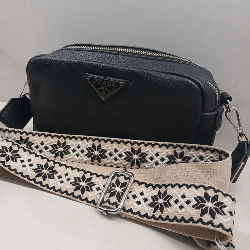 Black crossbody bag like new, not authentic product