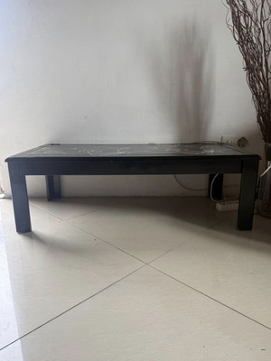 Coffee table in like-new condition