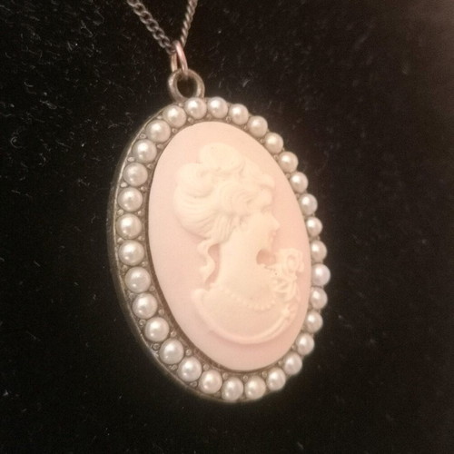 Cameo Vintage Faux Bijoux Pendant Necklace like new