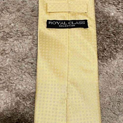 Yellow tie like new