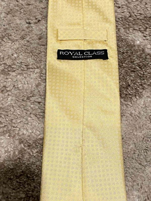 Yellow tie like new