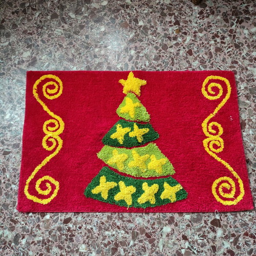 Christmas rug small like new 80x50