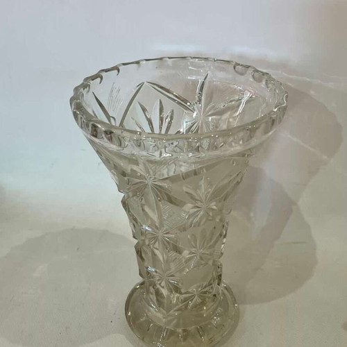 Tabletop crystal vase used with embossed designs 24x16