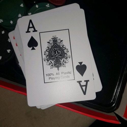 Poker set used with 100 plastic chips and 1 plastic deck