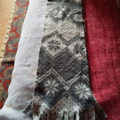 Scarf like new, gray