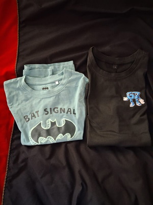 Short-sleeve t-shirts used, sizes 6 and 7, black and turquoise