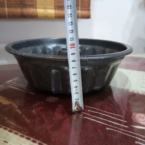 Iron cake pan with enamel coating