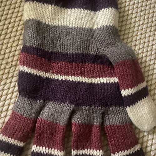 Women's knitted gloves used, white and purple