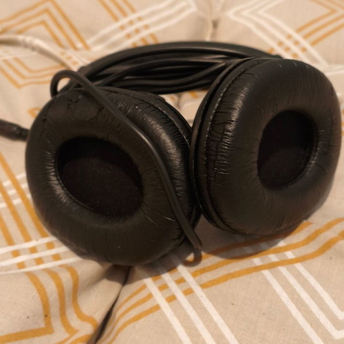 Roland RH-5 headphones with pin