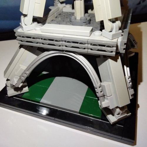 Lego 21019 Architecture The Eiffel Tower set like new, Landmark Series
