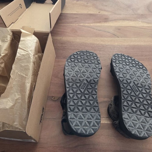 Teva sandals size 43 like new, black