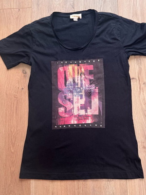 Diesel T-shirt Women’s Size M Black Graphic Colour like new