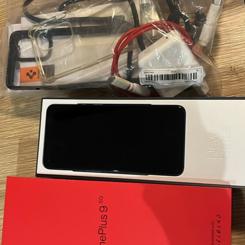OnePlus 9 blue 8/128 GB like new with 5 cases and original charger