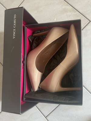 Vince Camuto Pumps Soft Gold Patent Size 39 Like New