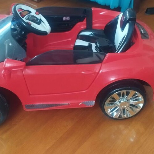Battery-Powered Children's Car like new with music