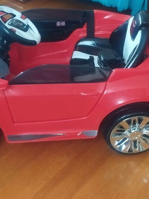 Battery-Powered Children's Car like new with music