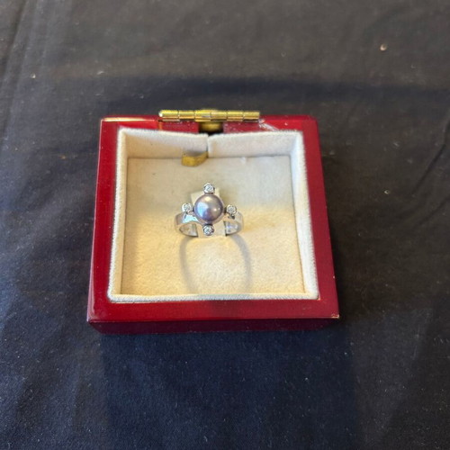 Silver 925 ring with white stones like new