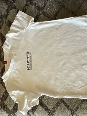 Tommy Hilfiger παιδικό Tshirt 122 μεταχειρισμένο, λευκό