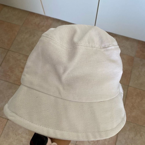 Bucket hat with slim fit like new, white