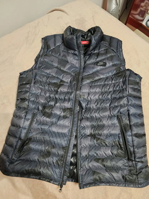 Nike sleeveless jacket like new, size Large, camo color