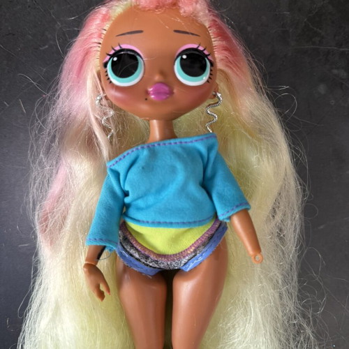 LOL doll missing one palm