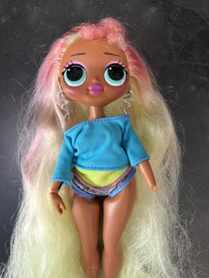 LOL doll missing one palm
