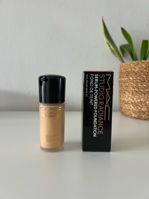 Mac Studio Radiance Serum Powered Foundation NC25 new