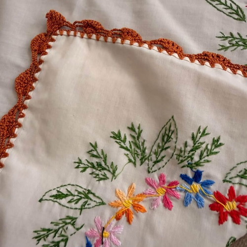 Square embroidered table linen with floral design and lace, 92cm