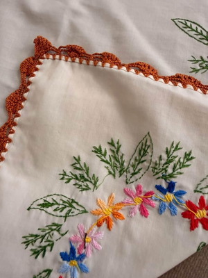 Square embroidered table linen with floral design and lace, 92cm