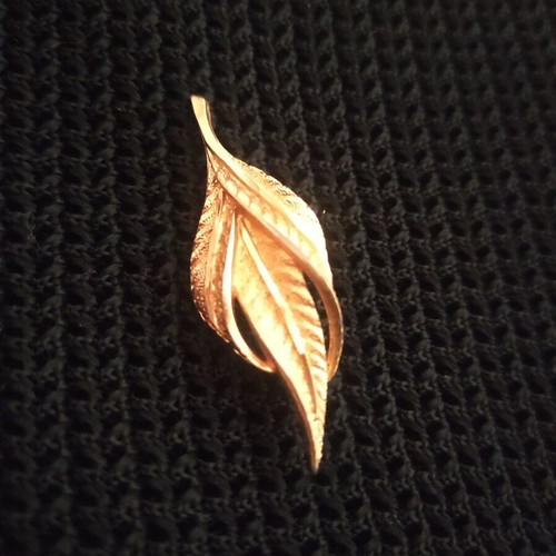 Vintage leaf-shaped brooch like new, gold tone