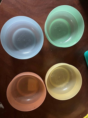 Small plastic bowls set of 4 new