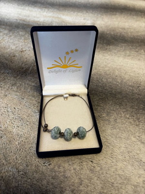 Delight of Light necklace with impressive green stones and white spots new