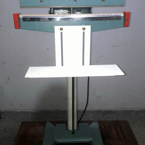 Heat sealing machine used for bags with mechanical pedal