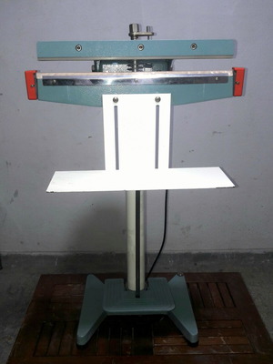 Heat sealing machine used for bags with mechanical pedal