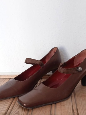 Women's brown leather pumps used Petridis